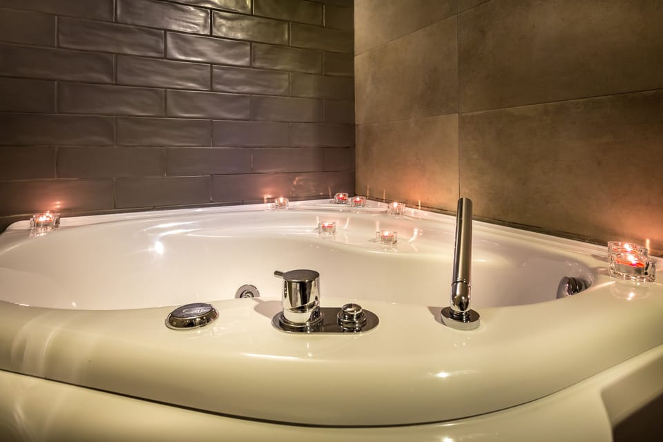 Deluxe Double Room, 1 Queen Bed | Bathroom | Free toiletries, hair dryer, bidet, towels