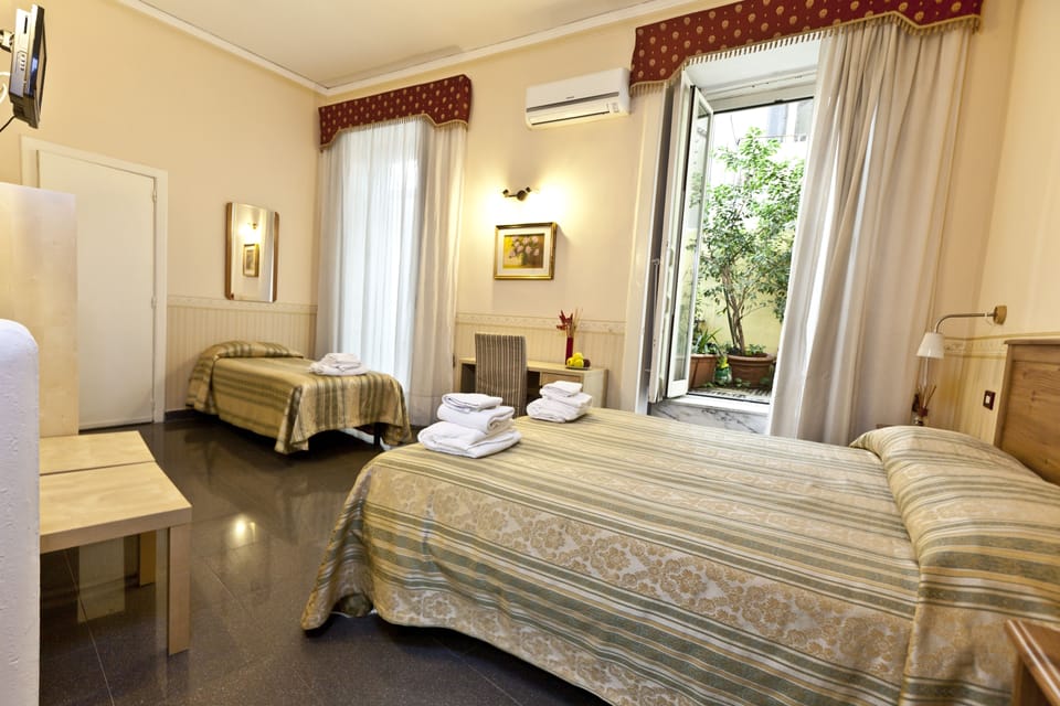 Triple Room | In-room safe, desk, iron/ironing board, free WiFi