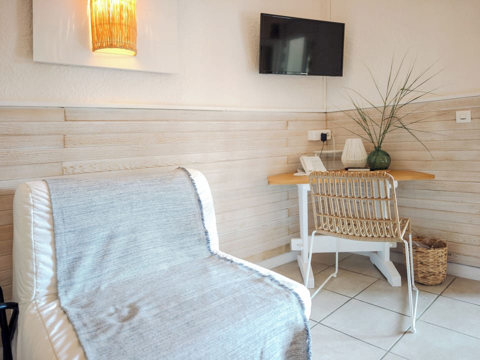 Superior Double Room | Minibar, in-room safe, desk, blackout drapes