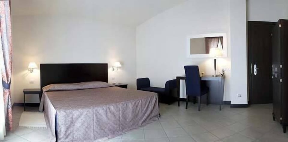 Triple Room | Minibar, in-room safe, desk, laptop workspace