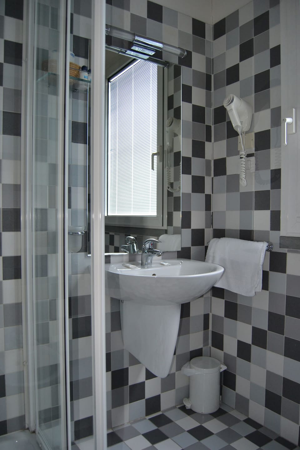 Shower, free toiletries, hair dryer, bidet