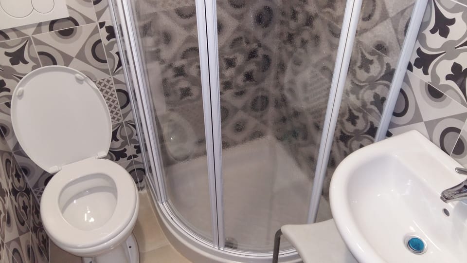 Basic Triple Room, 1 Bedroom | Bathroom | Shower, rainfall showerhead, hair dryer, bidet