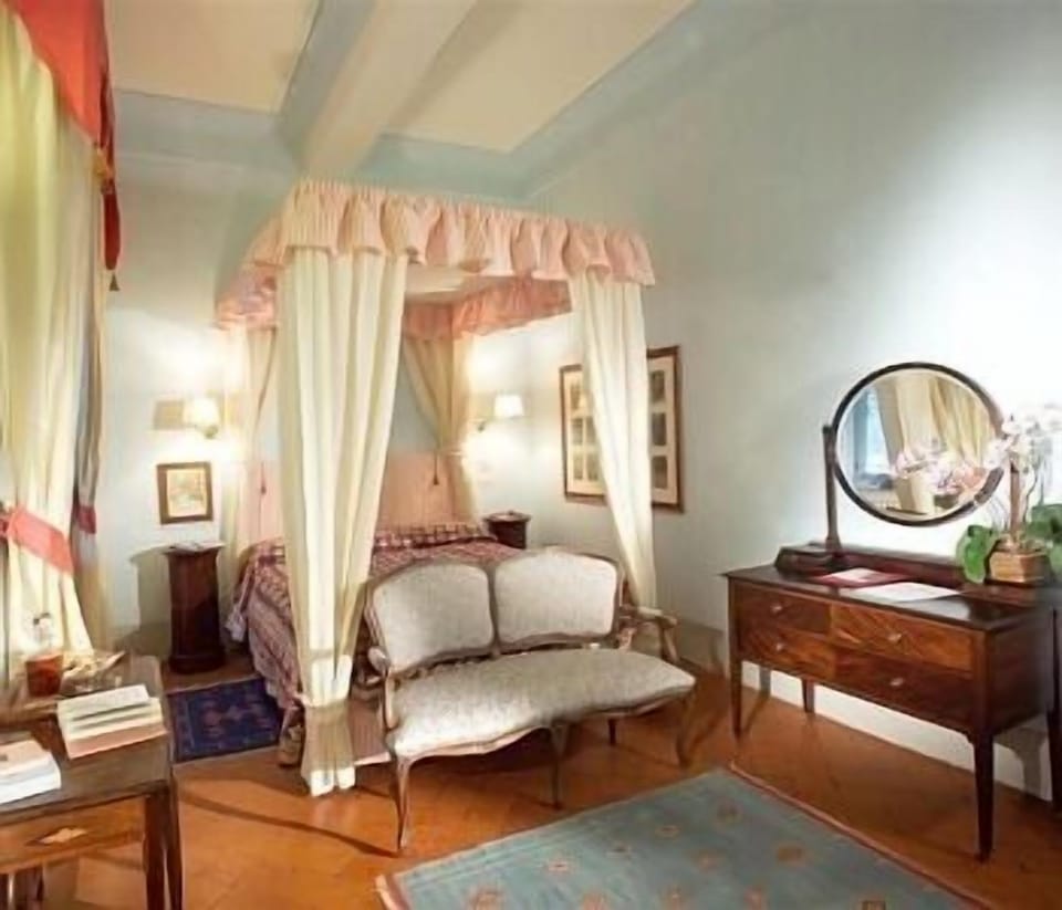 Double Room | Minibar, in-room safe, desk, blackout drapes