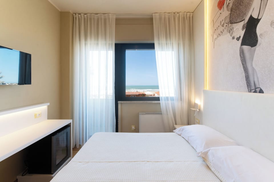 Double Room, Sea View | Minibar, in-room safe, desk, free cribs/infant beds