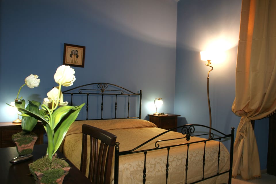 Classic Room | Minibar, in-room safe, desk, iron/ironing board