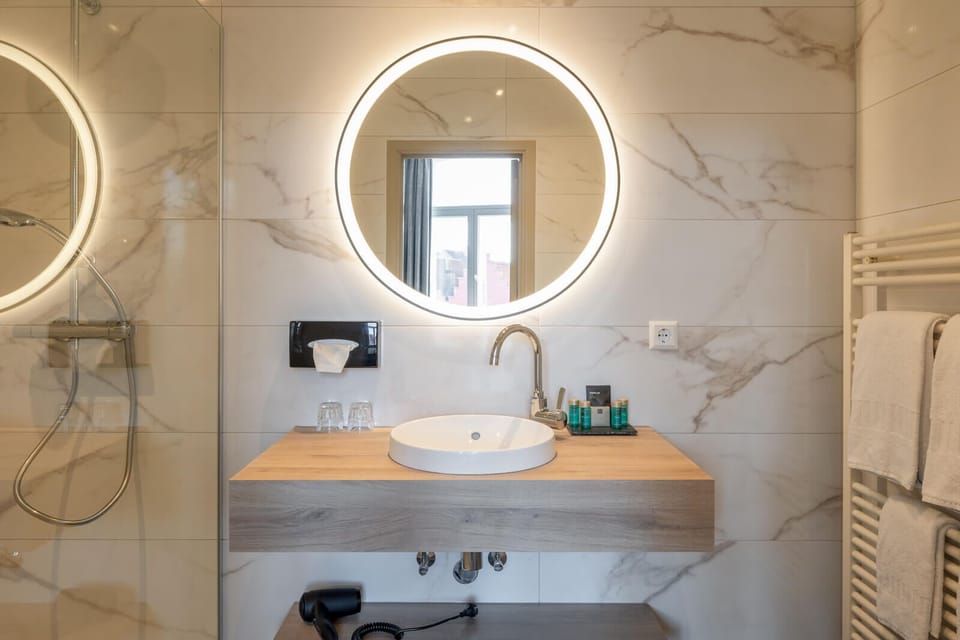 Double Room, Canal View | Bathroom | Hair dryer, towels, soap, shampoo