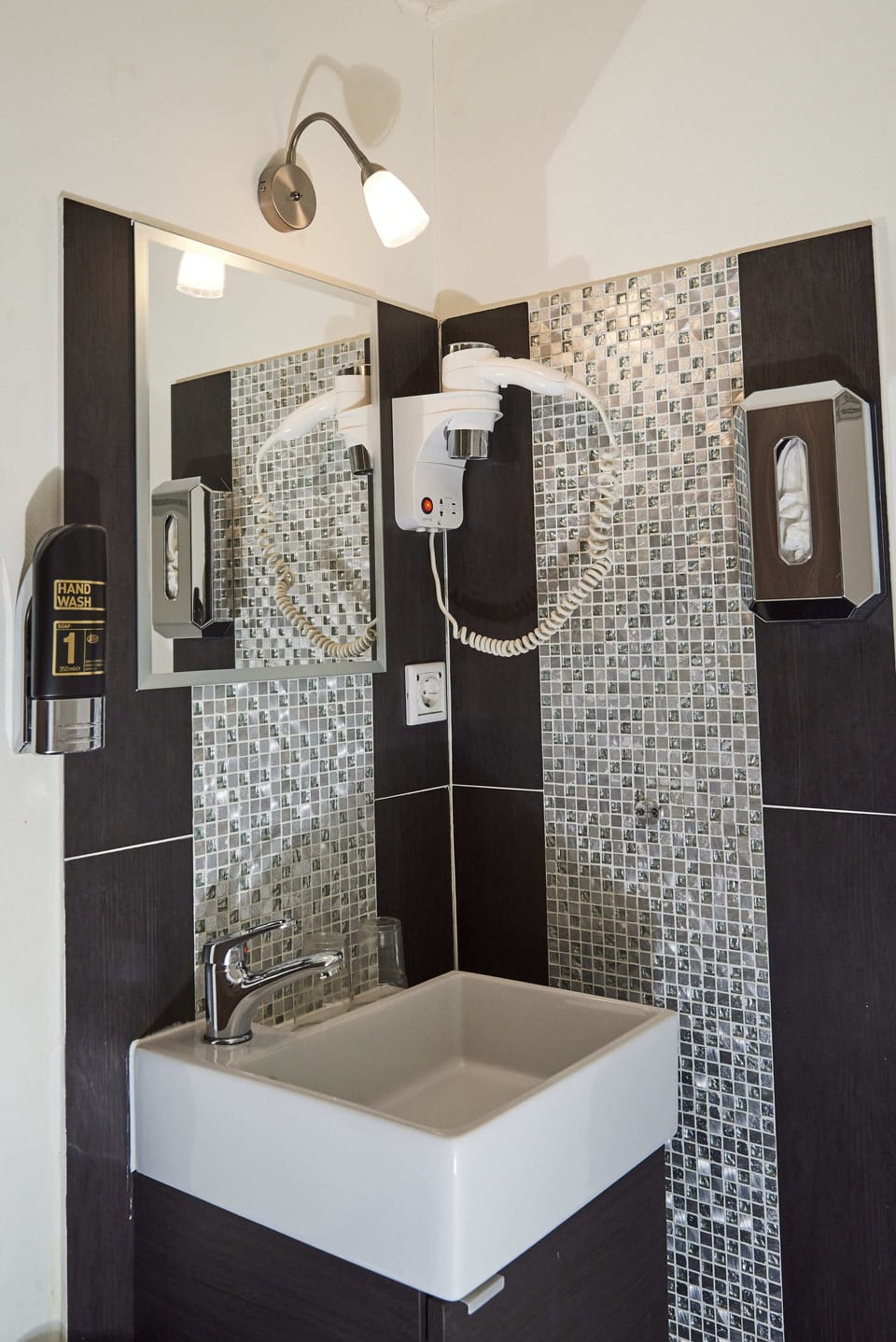 Basic Twin Room, Shared Bathroom | Bathroom sink