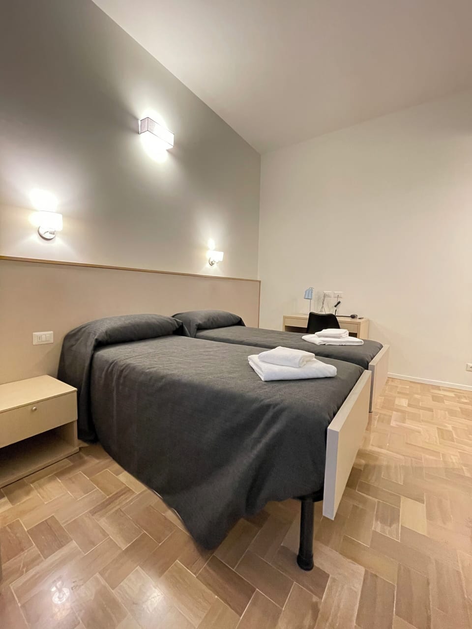 Standard Room, 2 Twin Beds, Private Bathroom | Select Comfort beds, desk, WiFi (free)