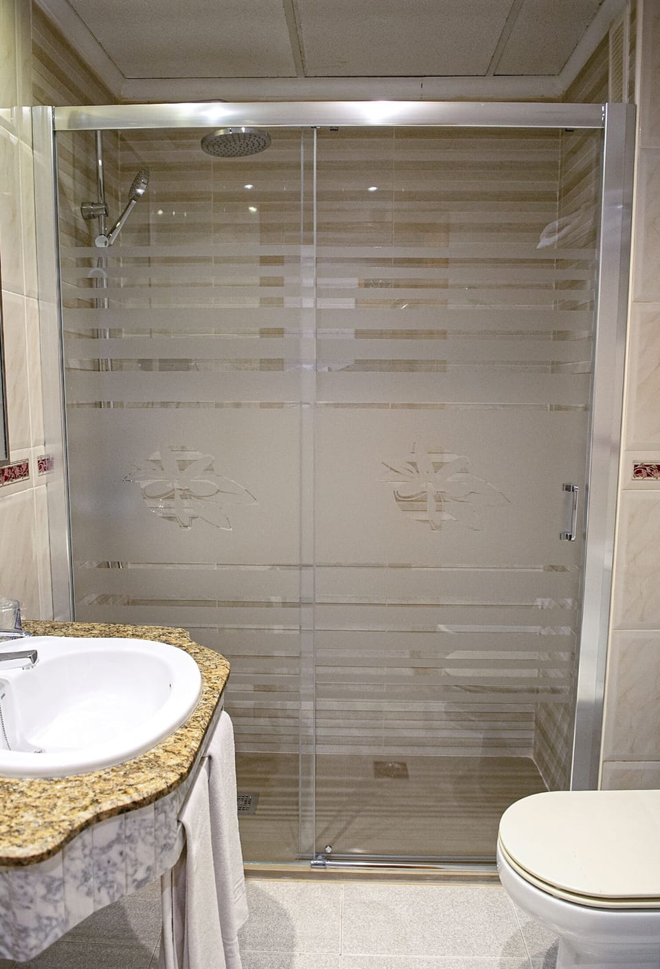 Combined shower/tub, free toiletries, hair dryer, bidet