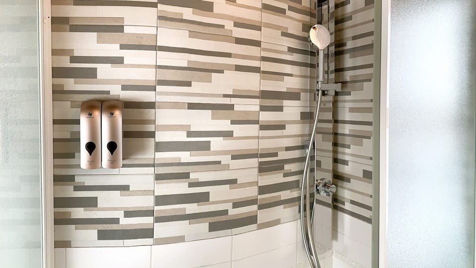 Family Room, Non Smoking - ENTRY WITH CODE AND KEYPAD AND ONLINE CHECK-IN | Bathroom | Shower, rainfall showerhead, free toiletries, hair dryer