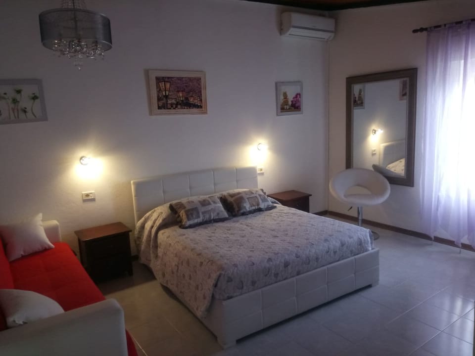 Triple Room | Premium bedding, minibar, individually furnished, desk