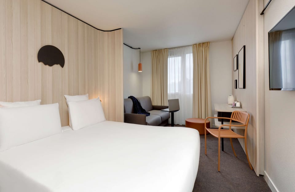 Standard Room, 1 Double Bed | 1 bedroom, premium bedding, in-room safe, desk
