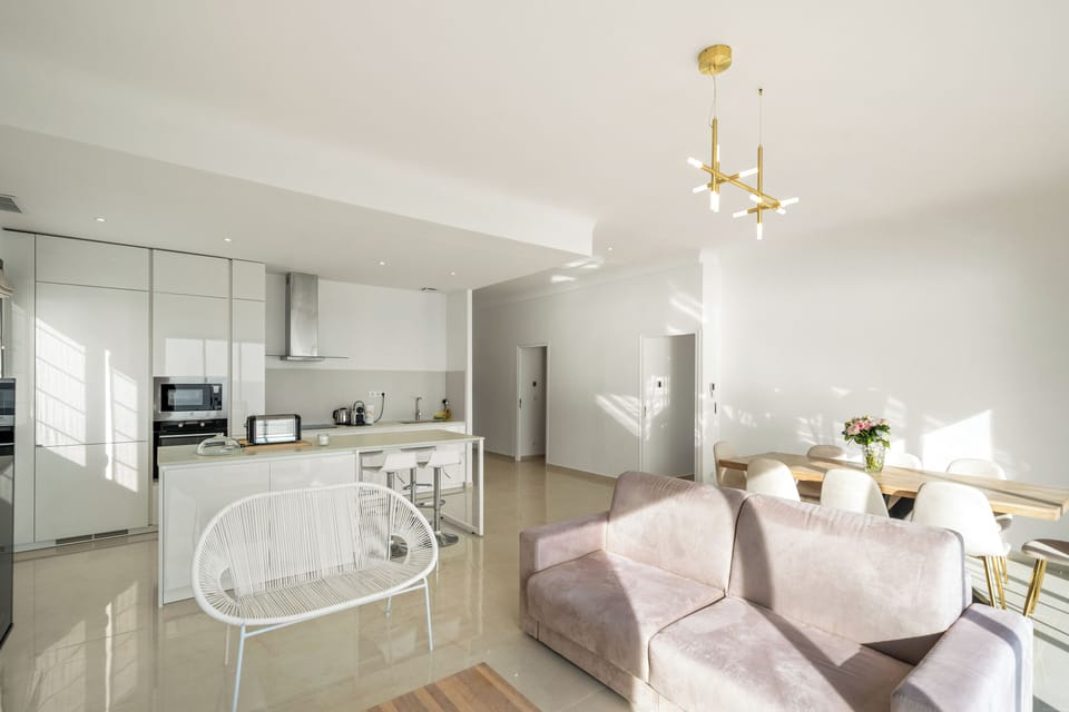 Deluxe Suite | Living area | 60-cm flat-screen TV with satellite channels, Netflix