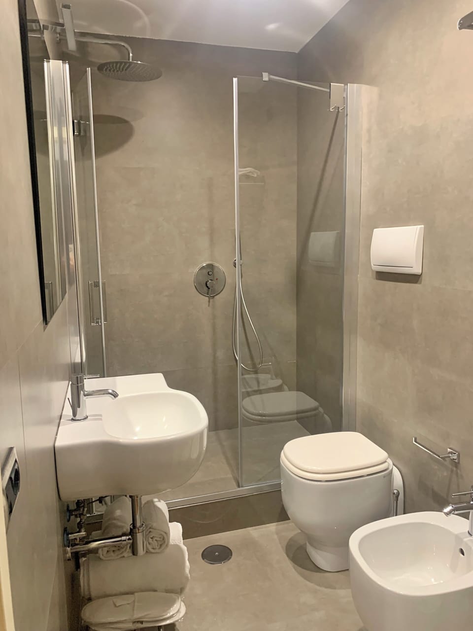 Superior Room, 1 Queen Bed | Bathroom | Shower, free toiletries, hair dryer, slippers