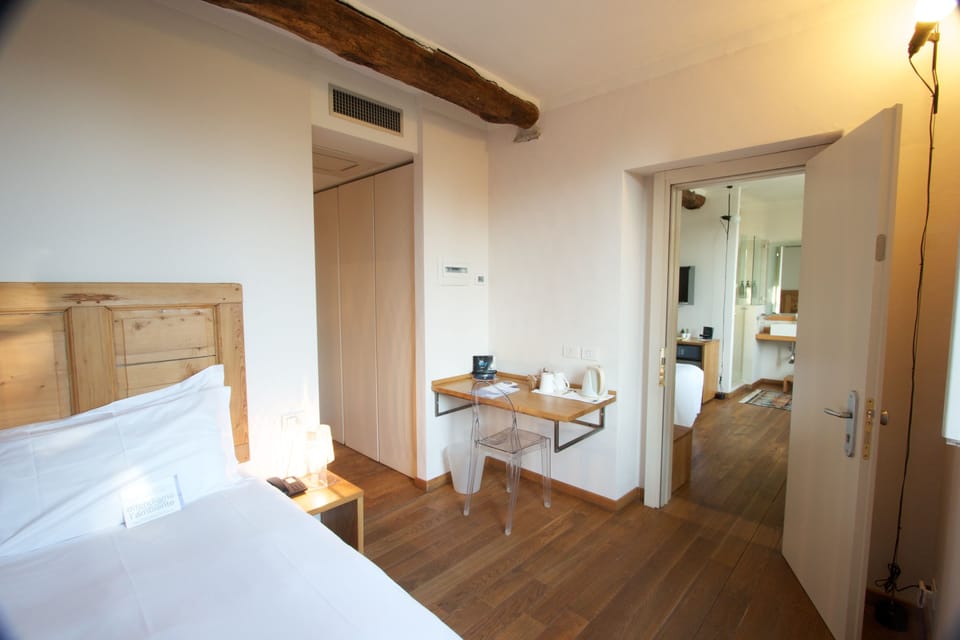 Premium bedding, down comforters, in-room safe, desk