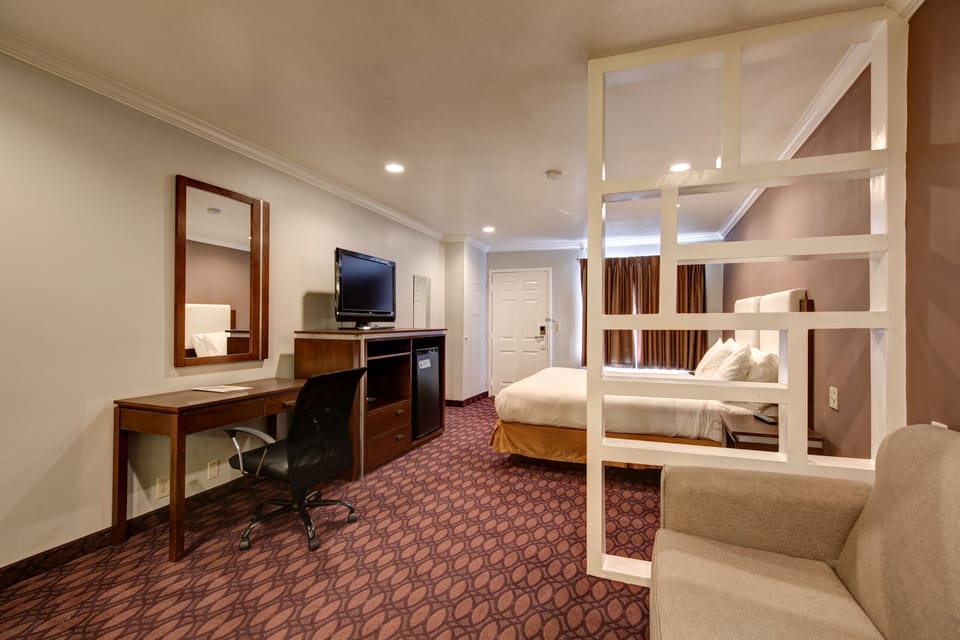 King Feature with Sofa bed | Desk, soundproofing, iron/ironing board, free WiFi