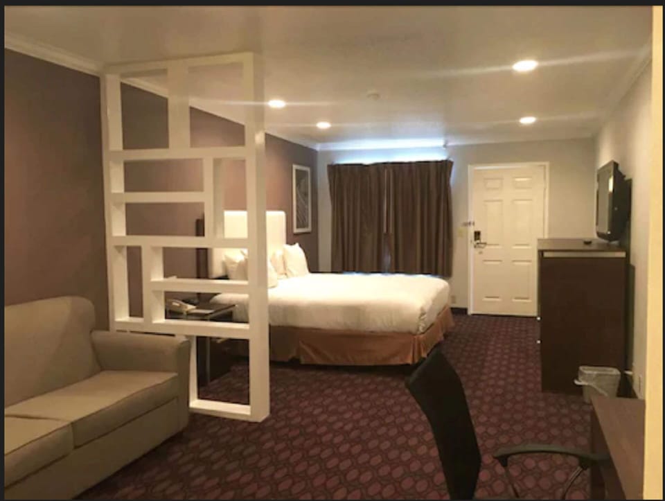 King Feature with Sofa bed | Desk, soundproofing, iron/ironing board, free WiFi