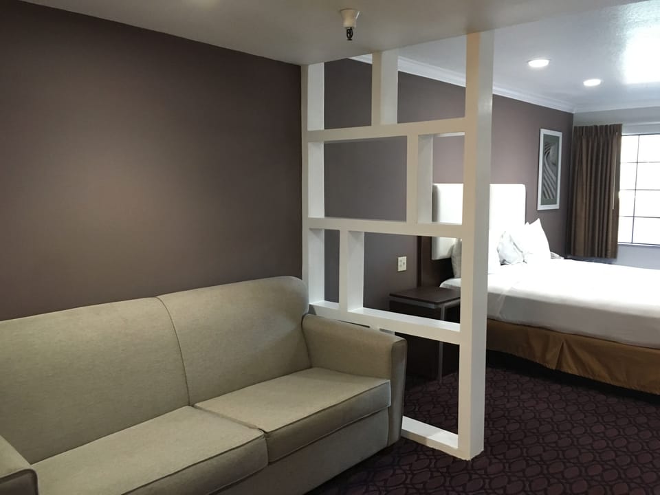 King Feature with Sofa bed | Desk, soundproofing, iron/ironing board, free WiFi