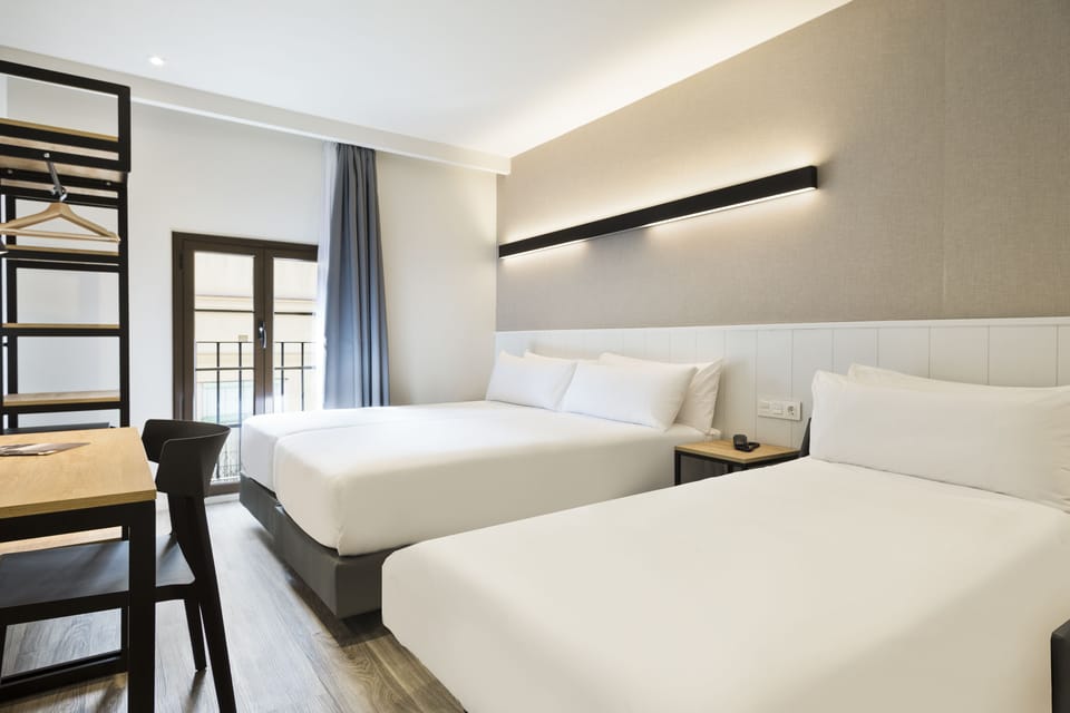 Triple Room | In-room safe, desk, soundproofing, iron/ironing board