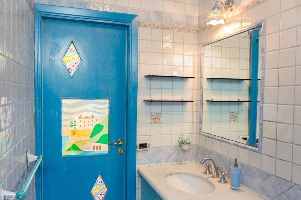 Superior Room (260 steps) | Bathroom | Shower, rainfall showerhead, free toiletries, hair dryer