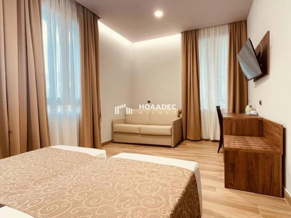 Triple Room | Desk, soundproofing, iron/ironing board, free WiFi