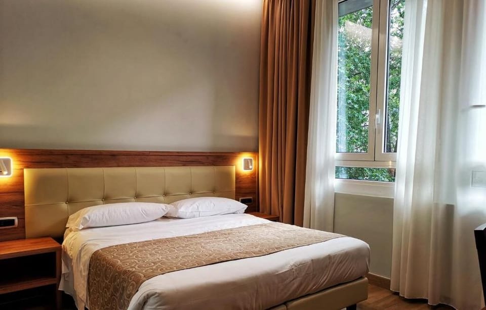 Comfort Double Room, 1 Queen Bed | Desk, soundproofing, iron/ironing board, free WiFi