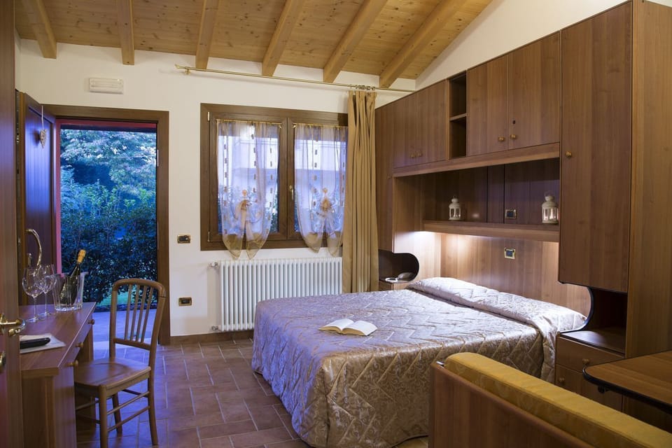 Minibar, desk, soundproofing, iron/ironing board