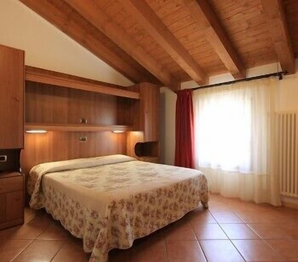 Double or Twin Room | Minibar, desk, soundproofing, iron/ironing board (on request)