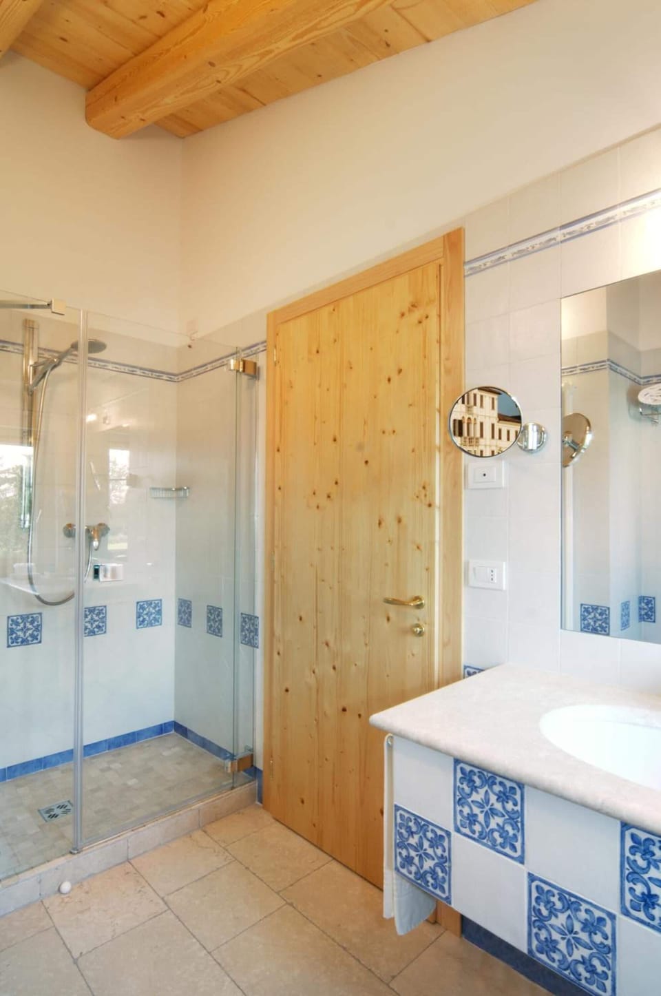 Combined shower/tub, free toiletries, hair dryer, slippers