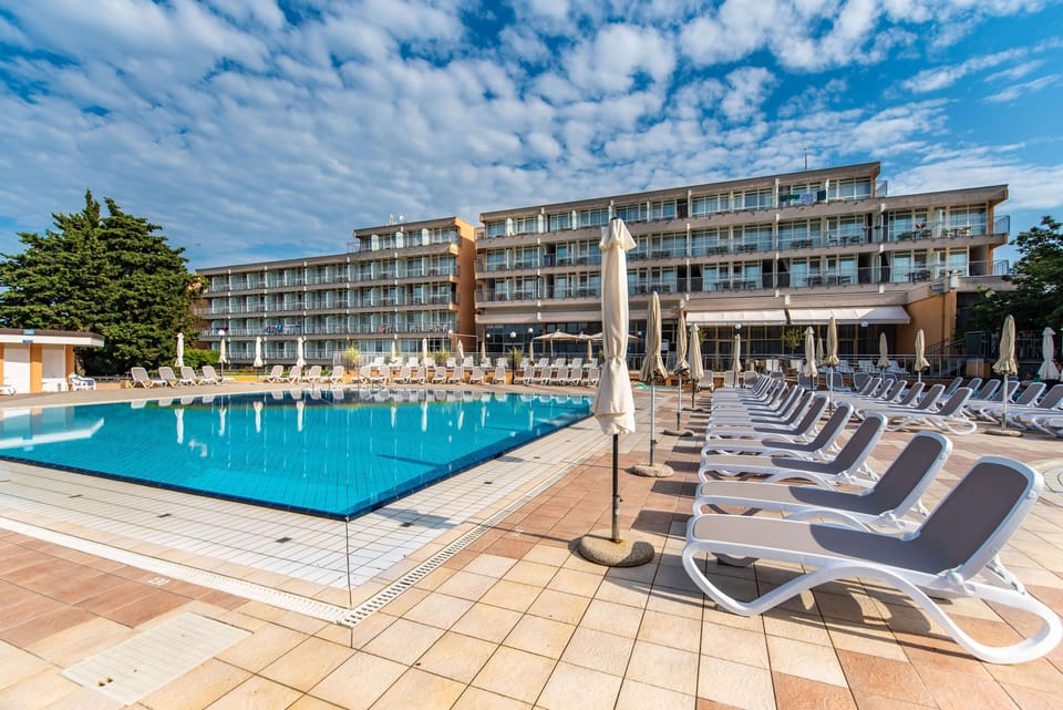 Seasonal outdoor pool, pool umbrellas
