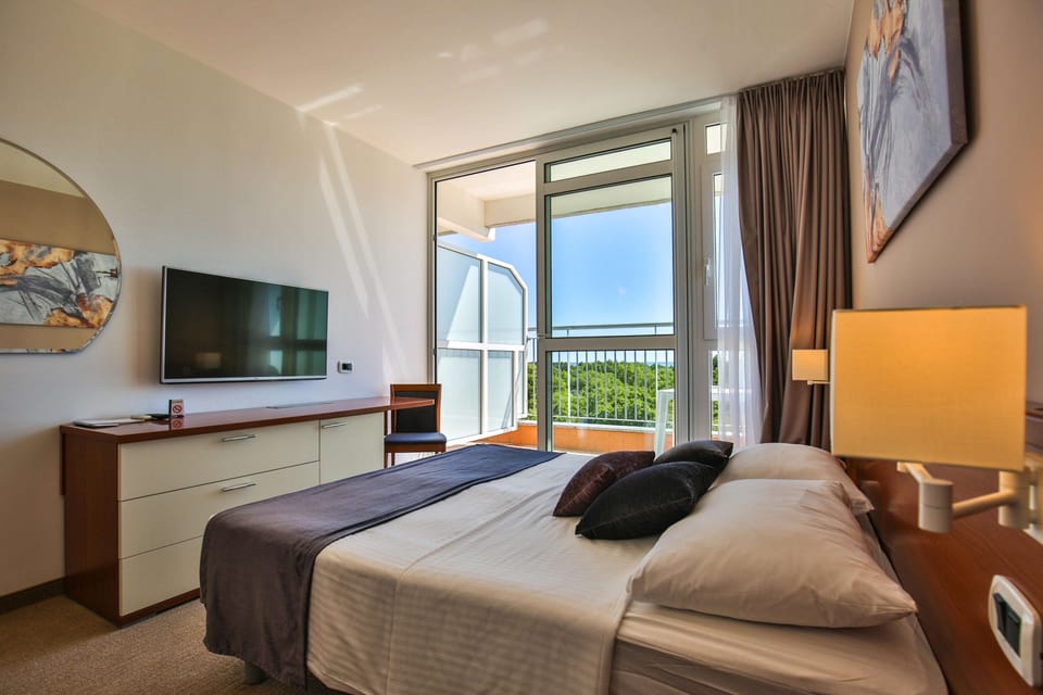 Triple room with balcony sea side | In-room safe, desk, laptop workspace, blackout drapes