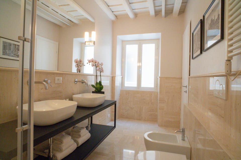 Suite Leonardo | Bathroom | Shower, hair dryer, bidet, towels