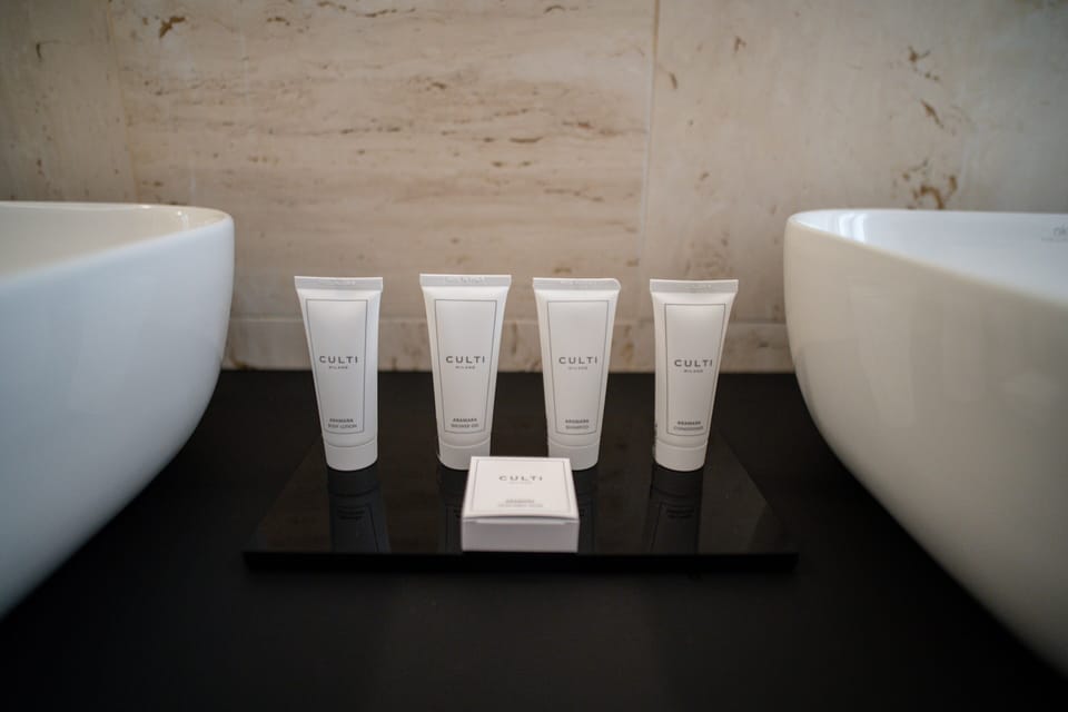 Deluxe Room | Bathroom | Shower, hair dryer, bidet, towels
