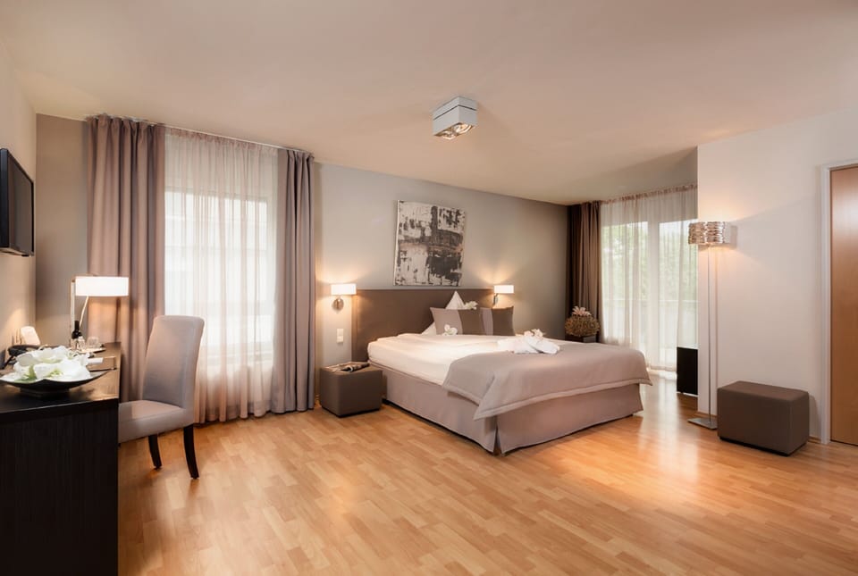 Deluxe Room | Hypo-allergenic bedding, minibar, in-room safe, desk