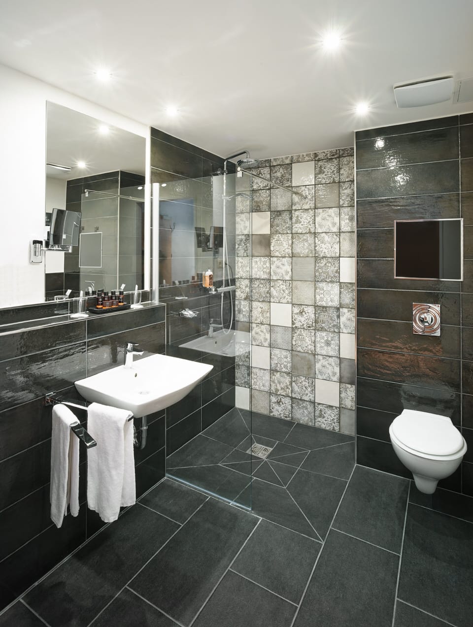 Superior Suite, Terrace | Bathroom | Shower, hair dryer, towels