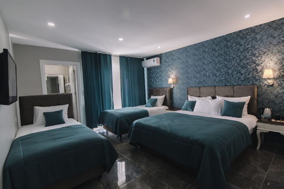 Quadruple Room | In-room safe, soundproofing, rollaway beds, free WiFi