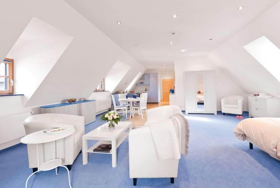 Apartment | Living area | 40-inch flat-screen TV with satellite channels