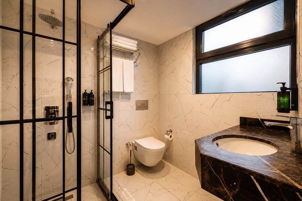 Deluxe Suite | Bathroom | Shower, hair dryer, slippers, towels
