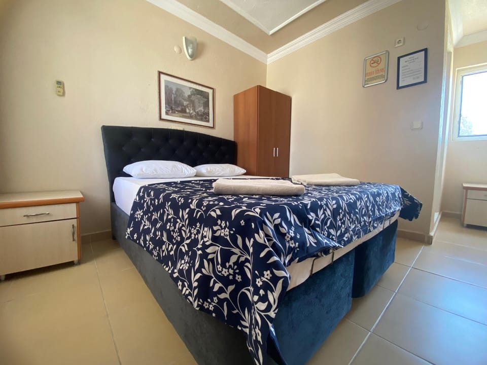 Premium bedding, desk, soundproofing, free cribs/infant beds