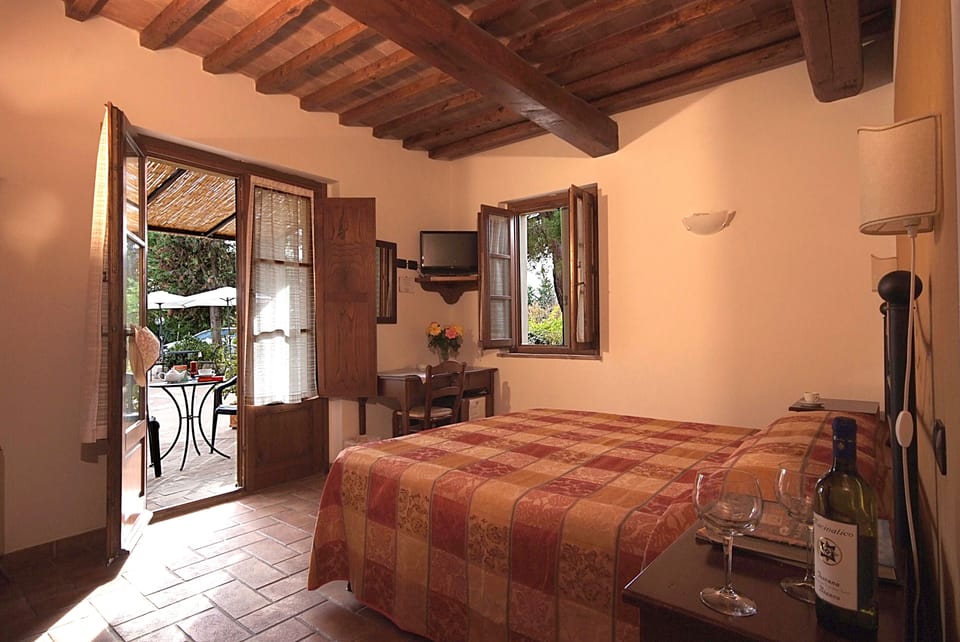 Minibar, desk, free WiFi, bed sheets