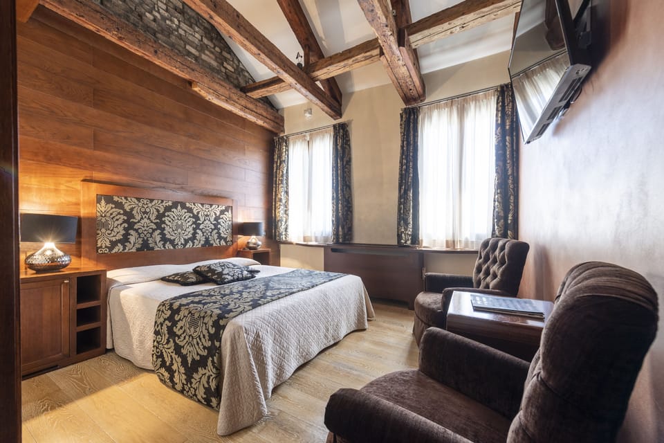 Superior Double or Twin Room, City View | Free minibar items, in-room safe, individually decorated, desk