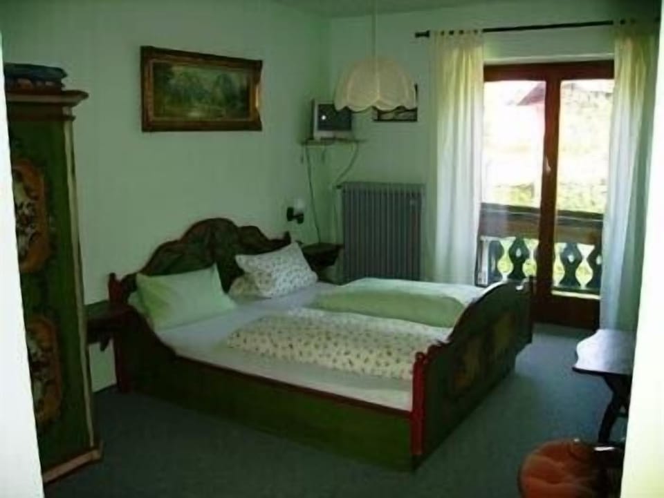 Premium bedding, in-room safe, soundproofing, free WiFi