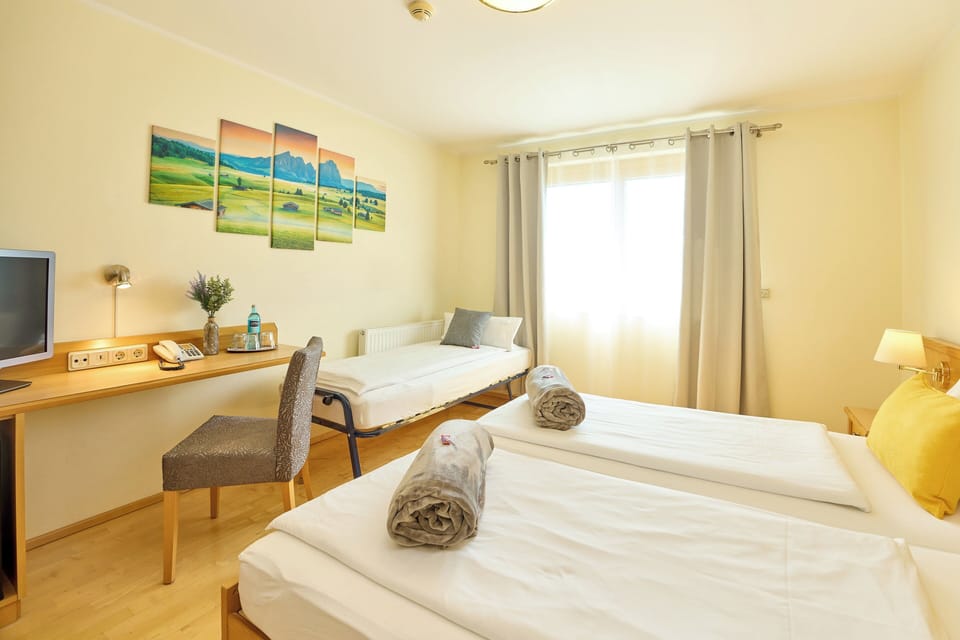 Double Room | In-room safe, desk, soundproofing, iron/ironing board (on request)