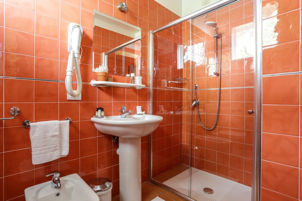 Double Room | Bathroom | Shower, free toiletries, hair dryer, bathrobes