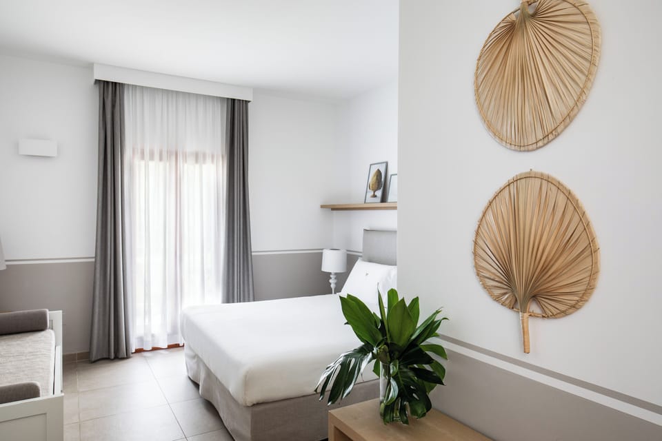 Deluxe Garden Plus | Premium bedding, minibar, in-room safe, desk