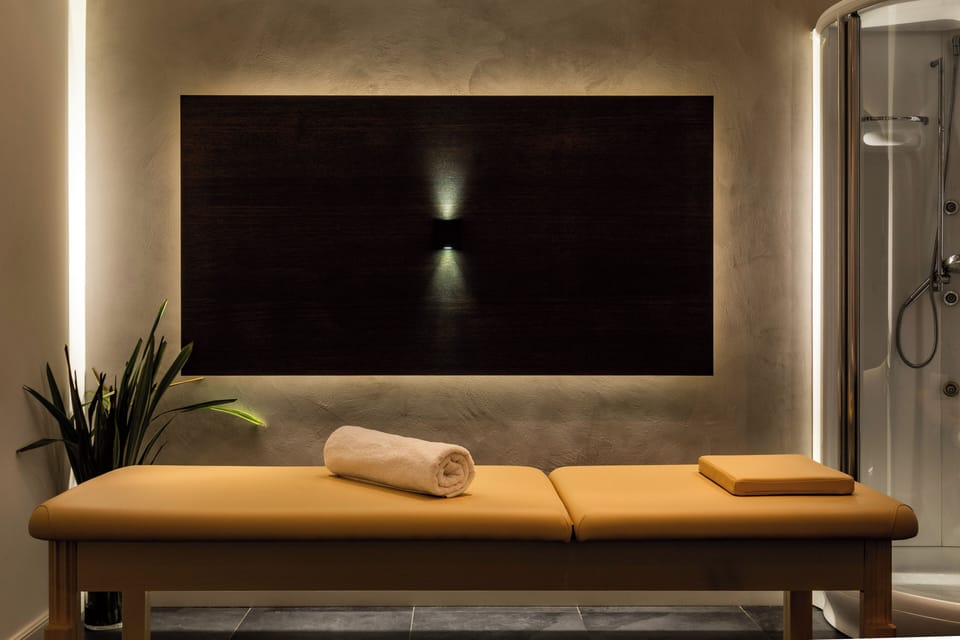 Couples treatment rooms, hot tub, Turkish bath, body treatments