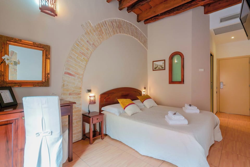 Double Room with French Bed | Minibar, in-room safe, desk, soundproofing
