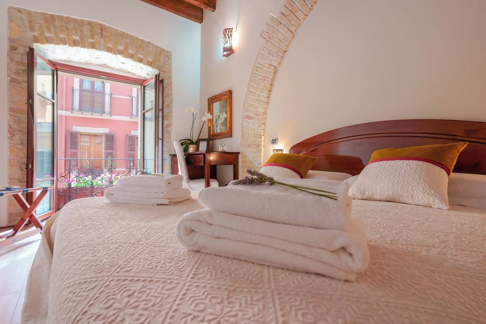 Double Room with French Bed | Minibar, in-room safe, desk, soundproofing