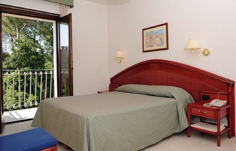 Double Room | Minibar, desk, cribs/infant beds, free WiFi