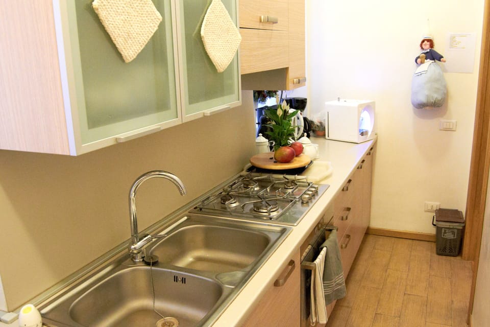 Classic Apartment, 5 Bedrooms | Private kitchen | Highchair
